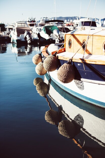 Foto boten verankerd in de haven