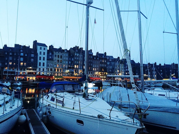 Foto boten verankerd in de haven