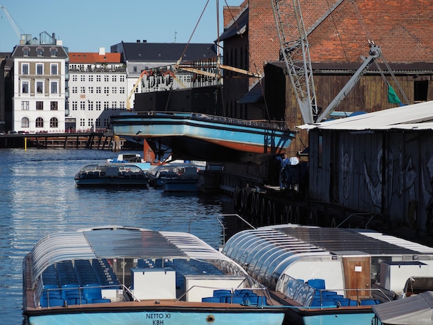 Foto boten verankerd in het kanaal bij gebouwen