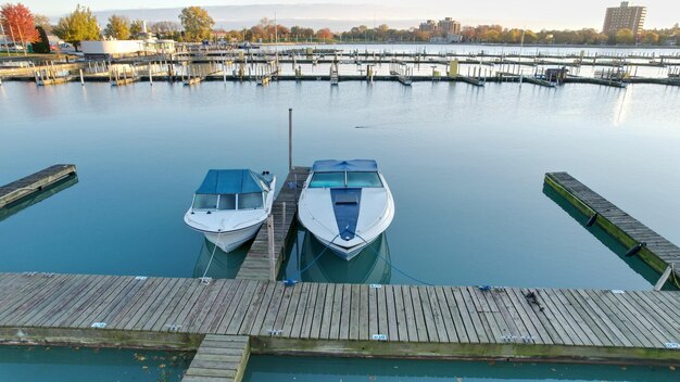 Boten verankerd in het meer