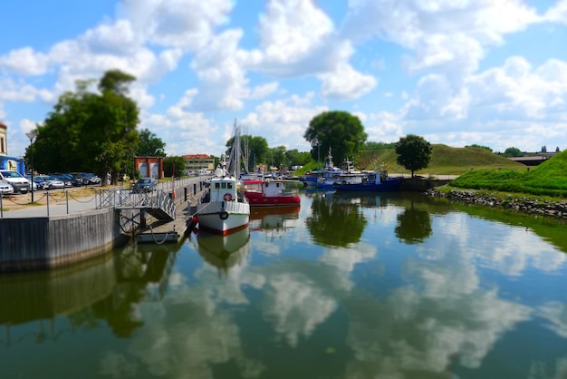 Boten verankerd in het water tegen de lucht