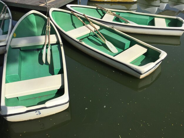 Foto boten verankerd in het water