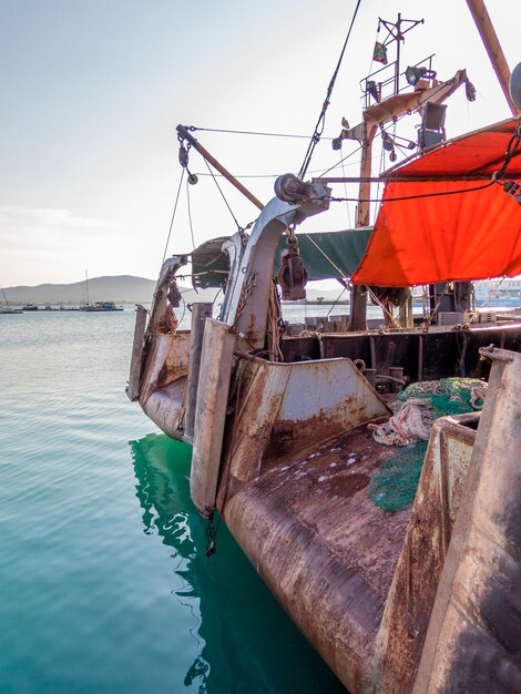 Foto boten verankerd op zee tegen de lucht