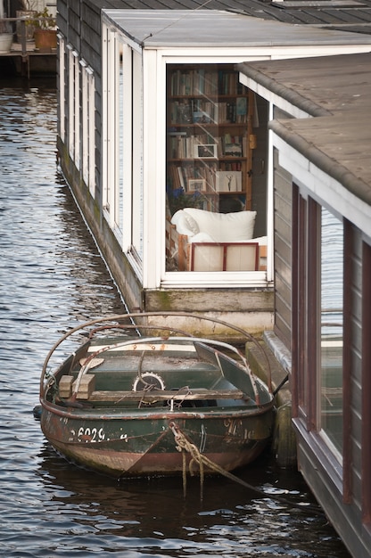 Botenhuis en kanalen in amsterdam, nederland