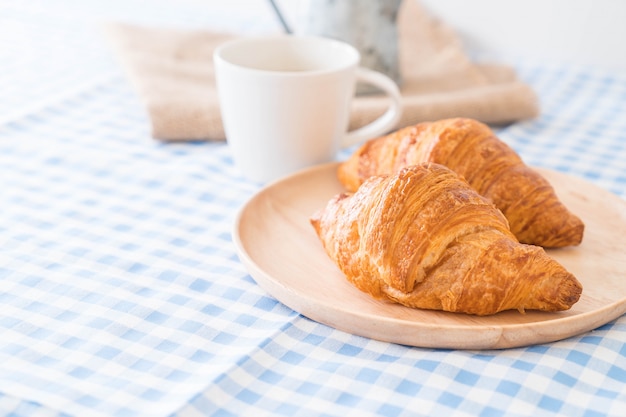 boter croissant op tafel