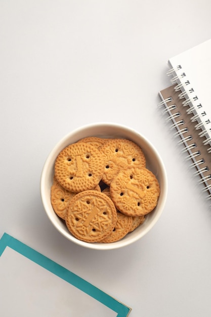 Boter koekjes. Zoete koekjes op bord