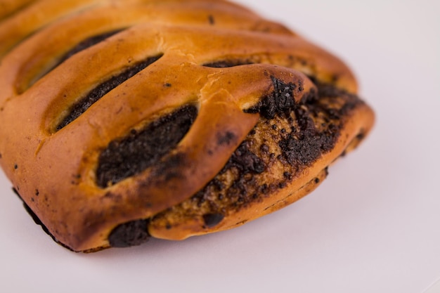 Boterbroodje met maanzaad op een wit bord