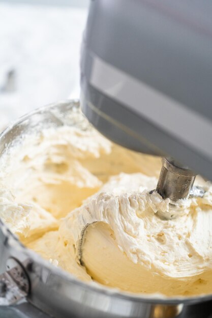 Botercrème glazuur maken voor het decoreren van een vanillecake.