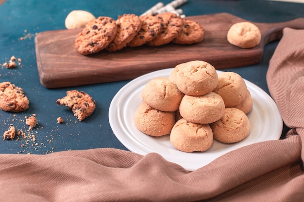 Boterkoekjes in een witte schaal en havermoutkoekjes