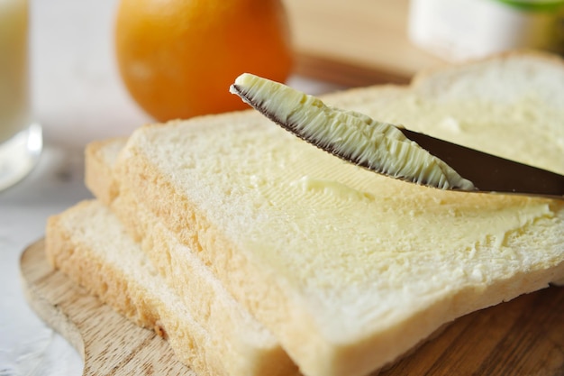 Boterpasta op een brood