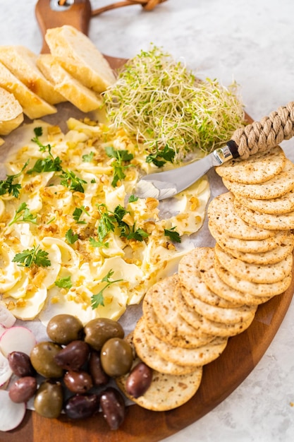 Boterplank met groenten en brood