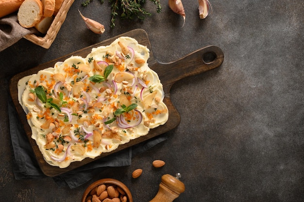 Boterplankje met ui knoflook sinaasappelkruiden en krokant stokbrood