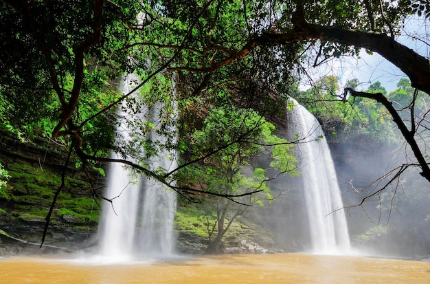 Boti Falls is een 30 m hoge waterval binnen het Boti Forest Reserve ongeveer 30 minuten ten oosten van Koforidua Gelegen in een dorp genaamd Boti in het district Manya Krobo in de Oostelijke Regio