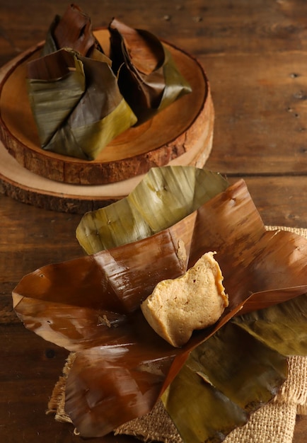 Botok een van Indonesische traditionele gerechten Gemaakt van geraspte kokosnoot en omwikkeld met bananenblad