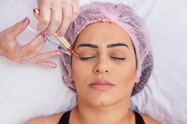 Applicazione di botox sul trattamento per la cura della pelle di ringiovanimento della prevenzione delle rughe del paziente