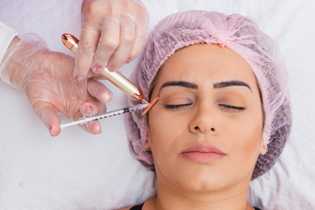 Botox-toepassing op de patiënt rimpelpreventie verjonging huidverzorging behandeling