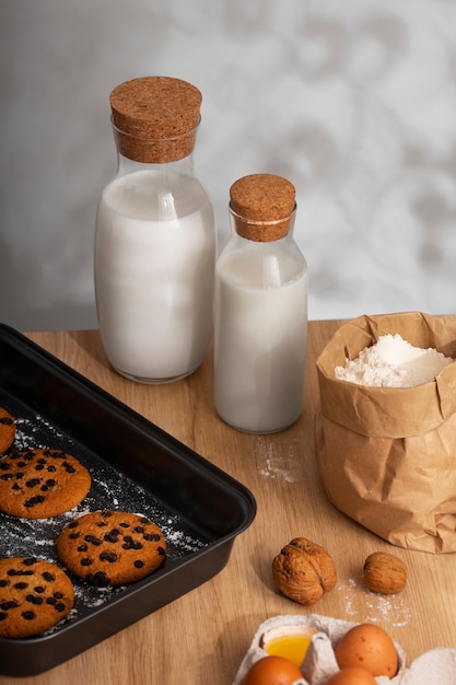 Bottel melk met zoete koekjes.