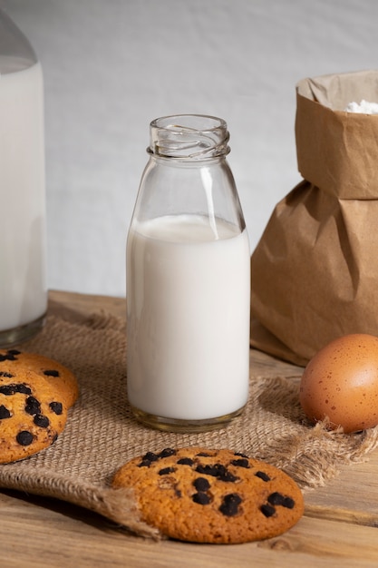 Foto bottel melk met zoete koekjes.