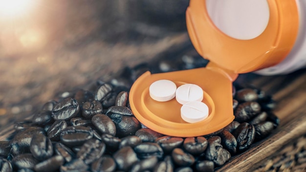 Foto bottel met caffeïne-supplementen met pillen en geroosterde koffiebonen op een houten bord