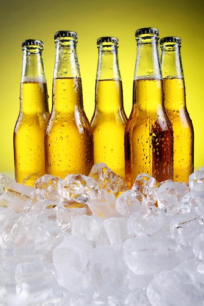 Foto bottels bier zijn gestapeld in een stapel ijs.