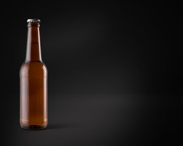 Photo bottle of beer on balck background