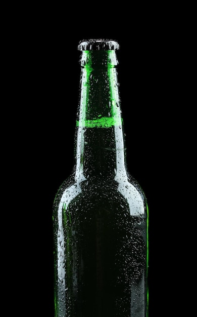 黒い背景のビールのボトル
