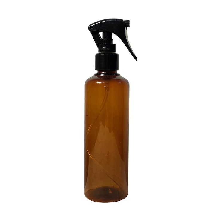 Photo a bottle of brown liquid with a black handle