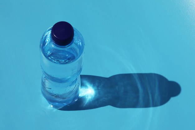 Photo bottle of cold watre on blue background