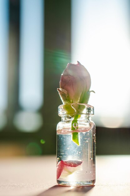 Photo a bottle of cosmetic gel with rose flower