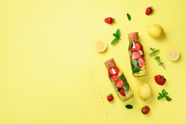 민트, 레몬, 딸기와 해독 물 한 병. 감귤 레모네이드. 여름 과일 주입 물.