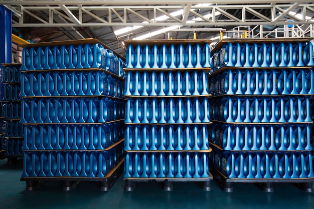 Foto la plastica dell'olio motore per bottiglie su pallet viene immagazzinata nella fabbrica del magazzino per essere imballata