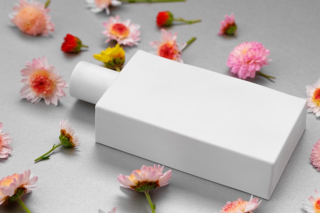 Photo bottle of fragrance surrounded by flower buds