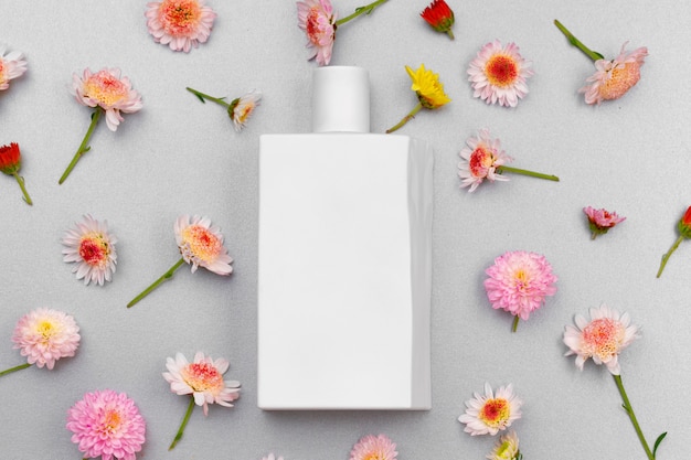 Photo bottle of fragrance surrounded by flower buds