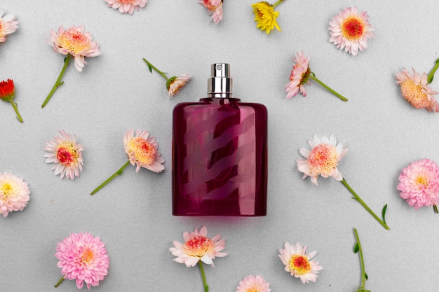 Бутылка аромата в окружении цветочных бутонов