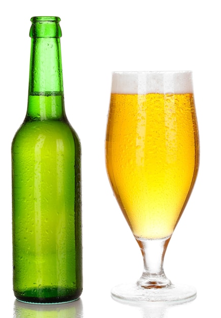 ボトルと白で隔離されるビールのグラス