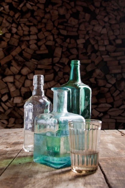 テーブルの上の密造酒またはウォッカのボトルとグラス