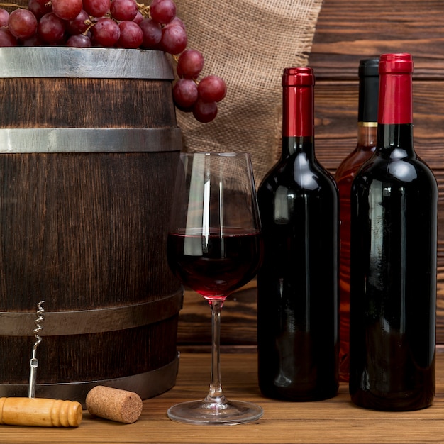 Bottiglia e bicchiere di vino rosso