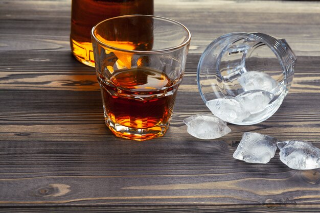 ボトルと木製のウィスキーのグラス