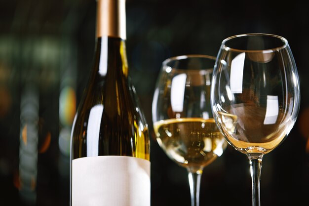 Photo bottle and glasses with wine on the table