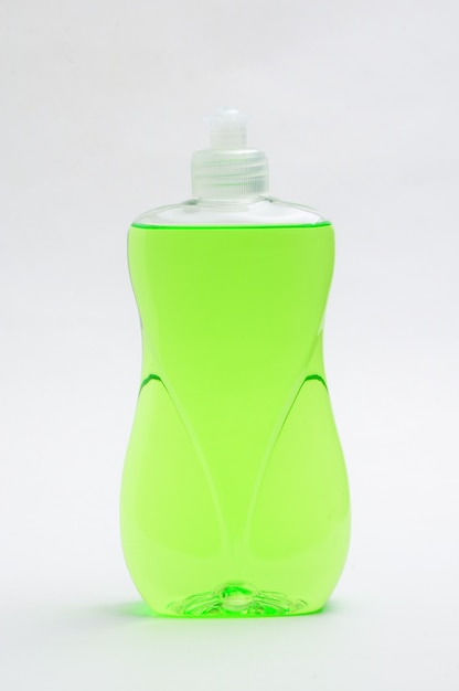 分離された緑色の液体石鹸のボトル