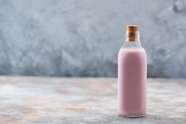 Foto bottiglia di yogurt ai mirtilli fatto in casa