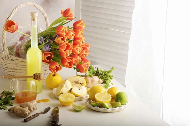 明るい背景に生姜とレモンと自家製ジュースのボトル水平