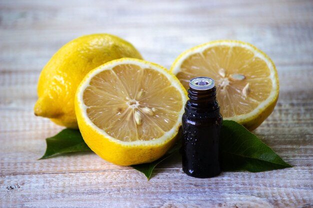 Una bottiglia di olio essenziale di limone è una medicina alternativa.