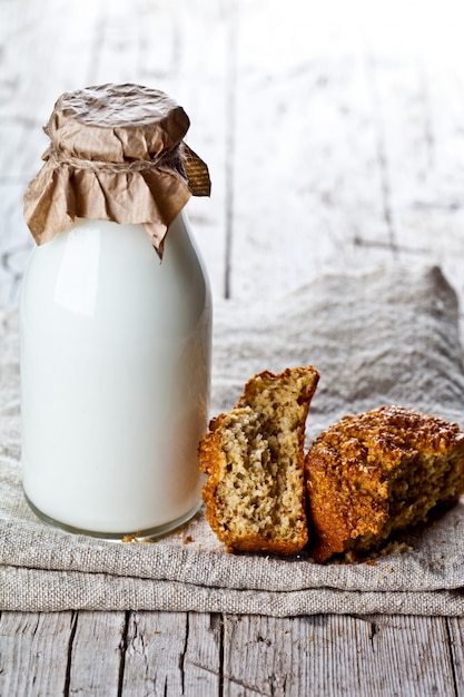 Bottiglia di latte e pane appena sfornato