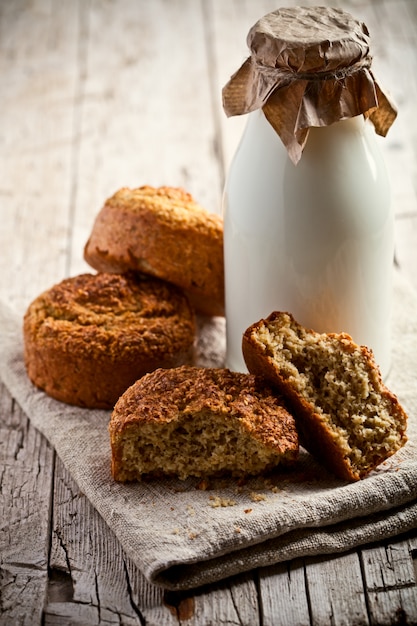 Bottiglia di latte e pane appena sfornato