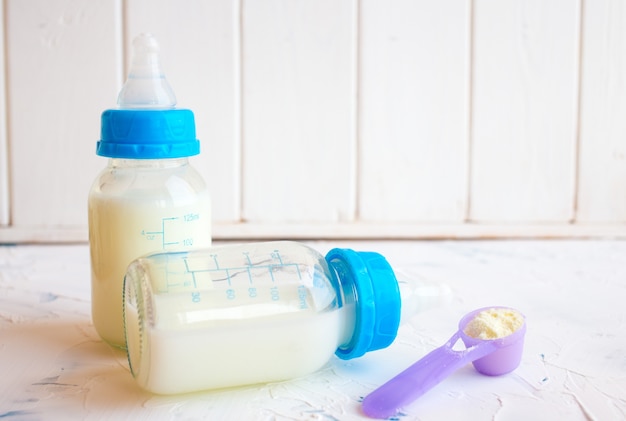 新生児用の牛乳または乳児用調製粉乳のボトル。