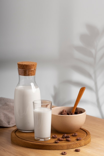 Foto bottiglia di latte con cereali da colazione