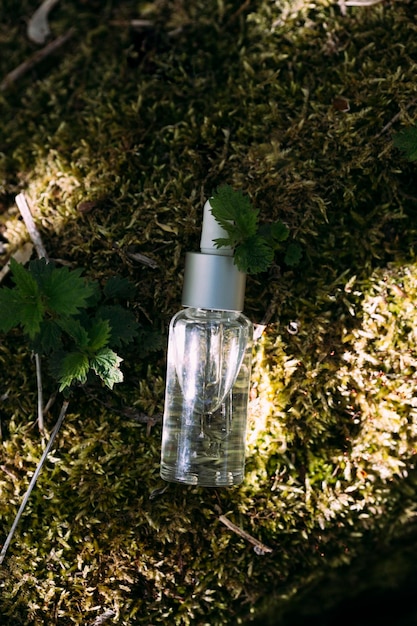 макет бутылки с капельницей на фоне природы