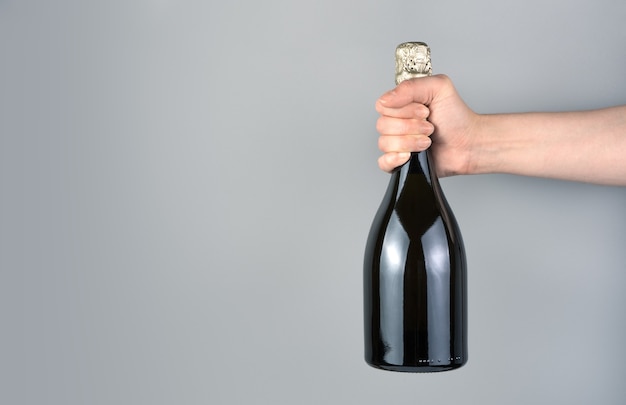Фото Бутылка шампанского на мужской руке