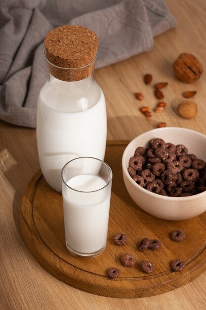 Фото Бутылка молока с хлопьями на завтрак